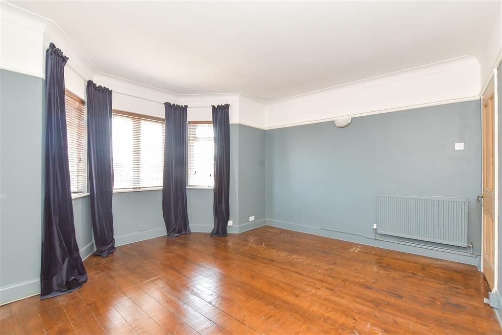 Property photo 1 of 11 Lounge