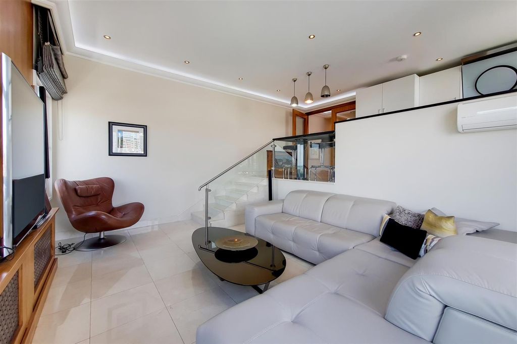 Property photo 2 of 12 Photo 1