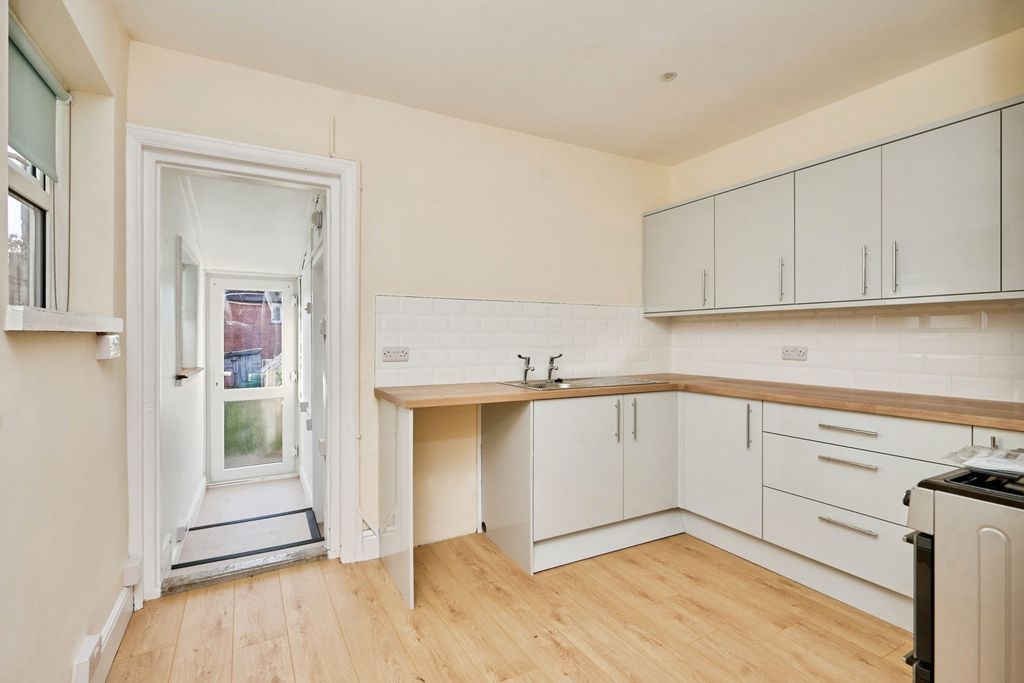 Property photo 3 of 14 Kitchen