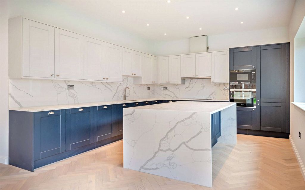 Property photo 2 of 8 Kitchen