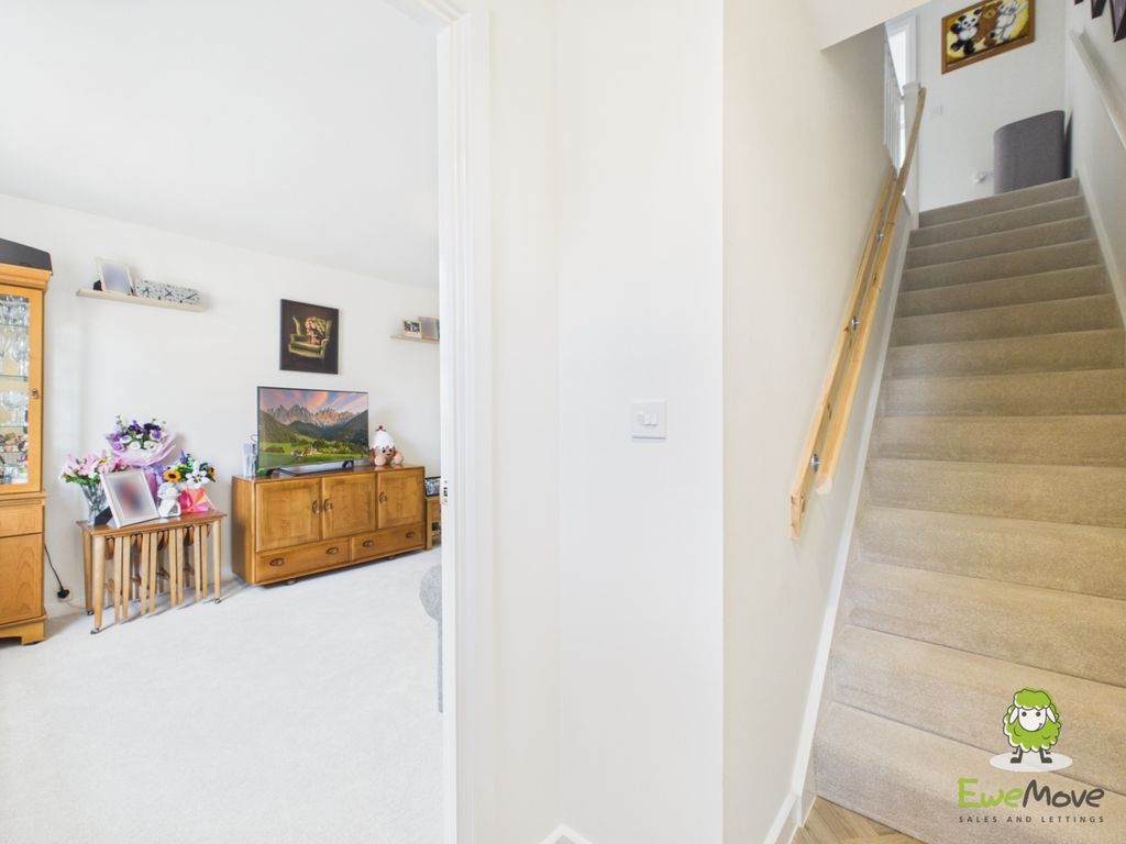 Property photo 2 of 20 7 Redwood Avenue - Ewemove Estate Agents Basingsto