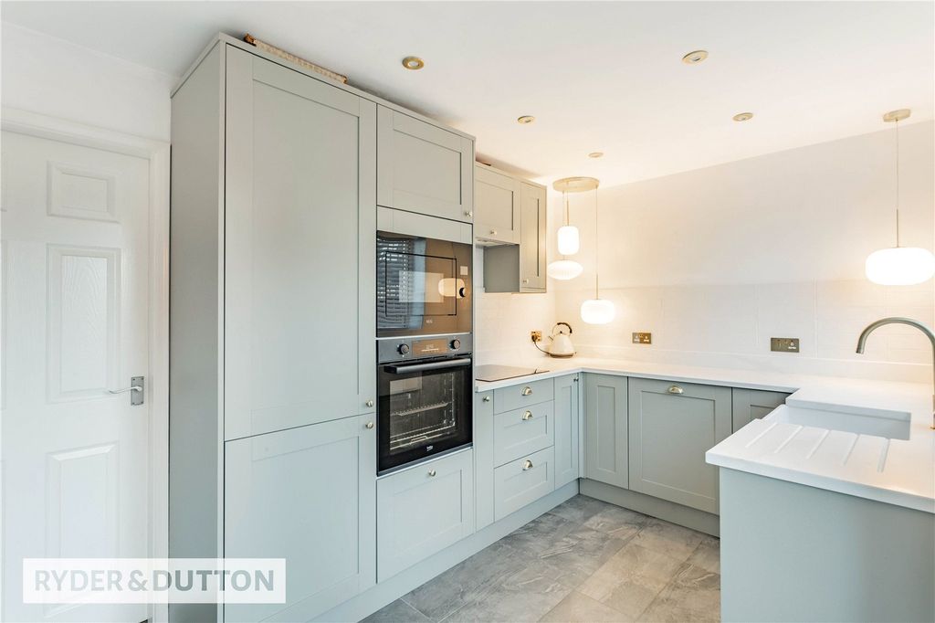 Property photo 2 of 19 Kitchen