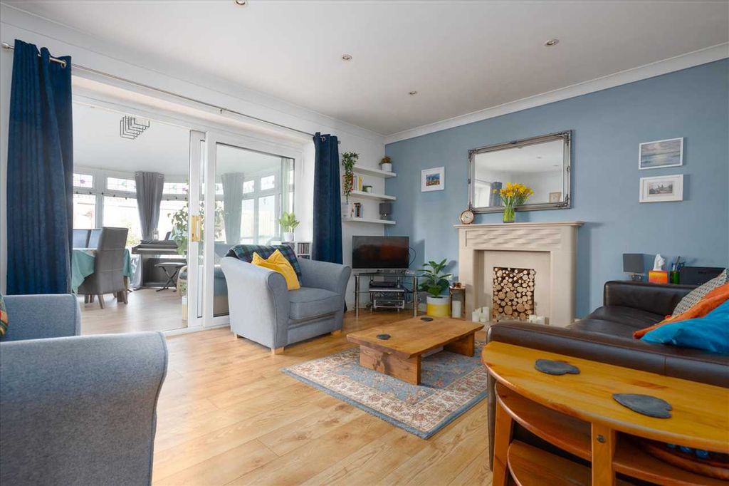 Property photo 2 of 21 Lounge