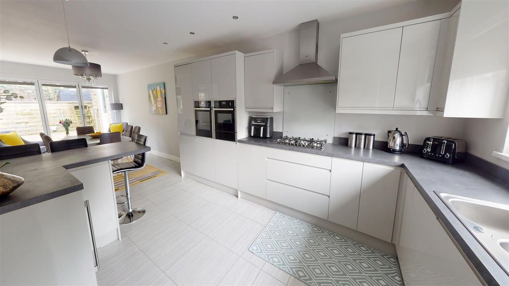 Property photo 2 of 28 Dining Kitchen