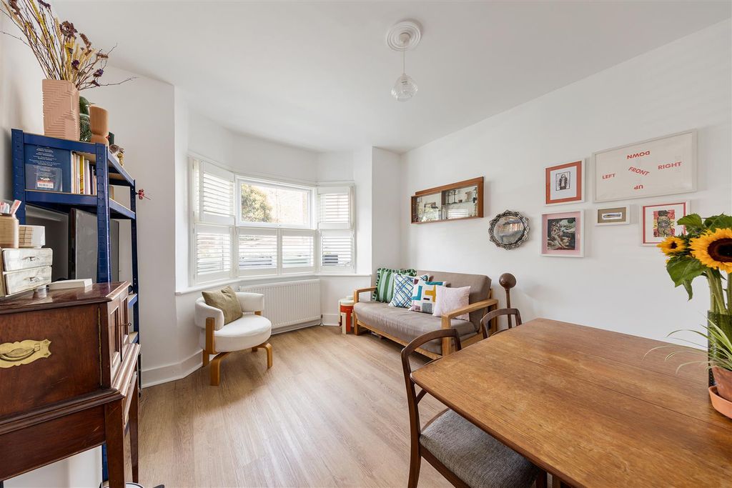 Property photo 2 of 24 Glenthorne Road, E17