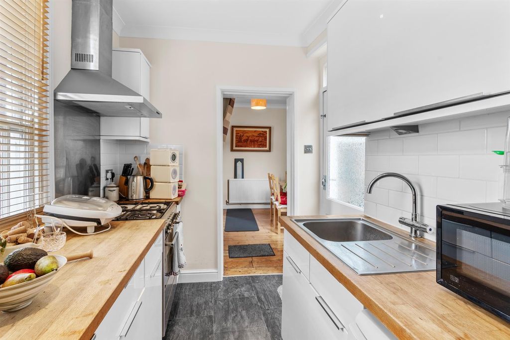 Property photo 3 of 19 63Heathroad-003.Jpg
