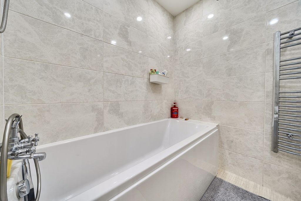 Property photo 2 of 17 Bathroom