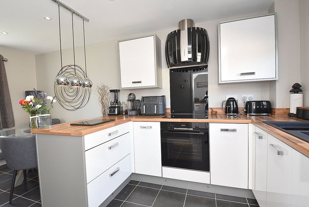 Property photo 2 of 16 Kitchen