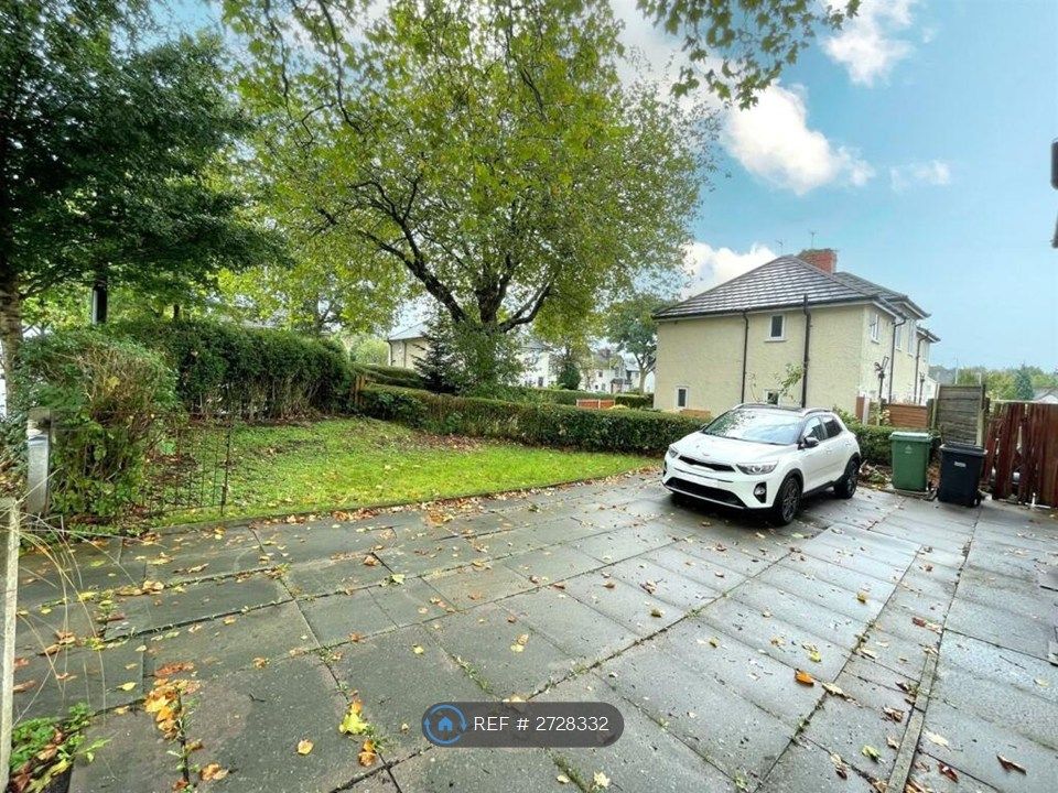 Property photo 1 of 9 Driveway