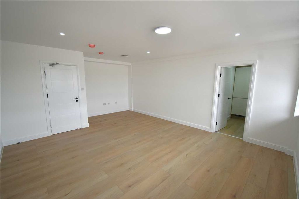 Property photo 2 of 7 Lounge/Bedroom