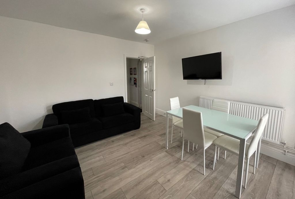 Property photo 1 of 5 A Bright And Spacious Modern Living Room Featuring...