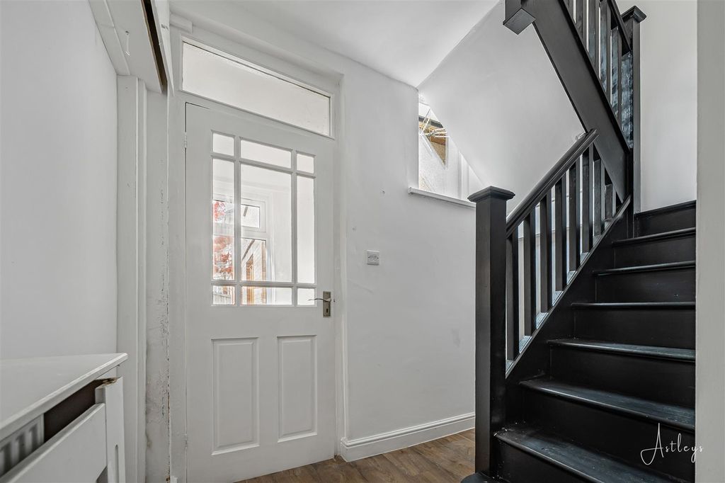 Property photo 3 of 20 Hall