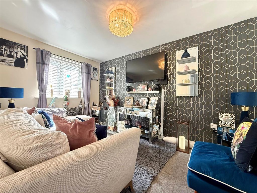 Property photo 3 of 16 Family Room.Jpg