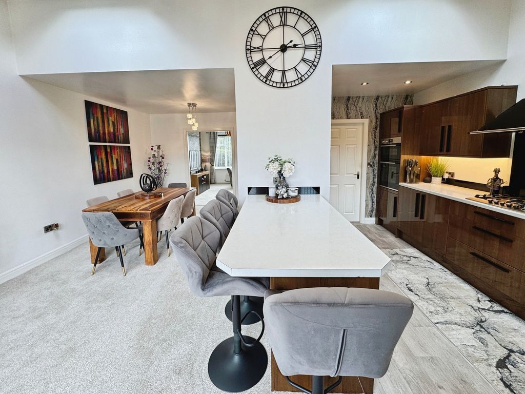 Property photo 2 of 19 Dining Kitchen