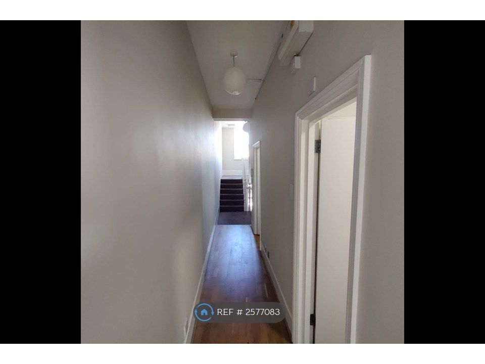 Property photo 2 of 11 Hallway
