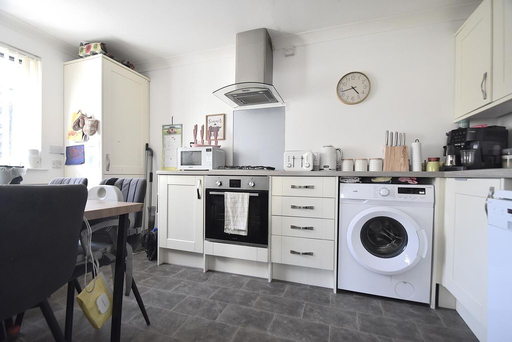 Property photo 3 of 8 Kitchen