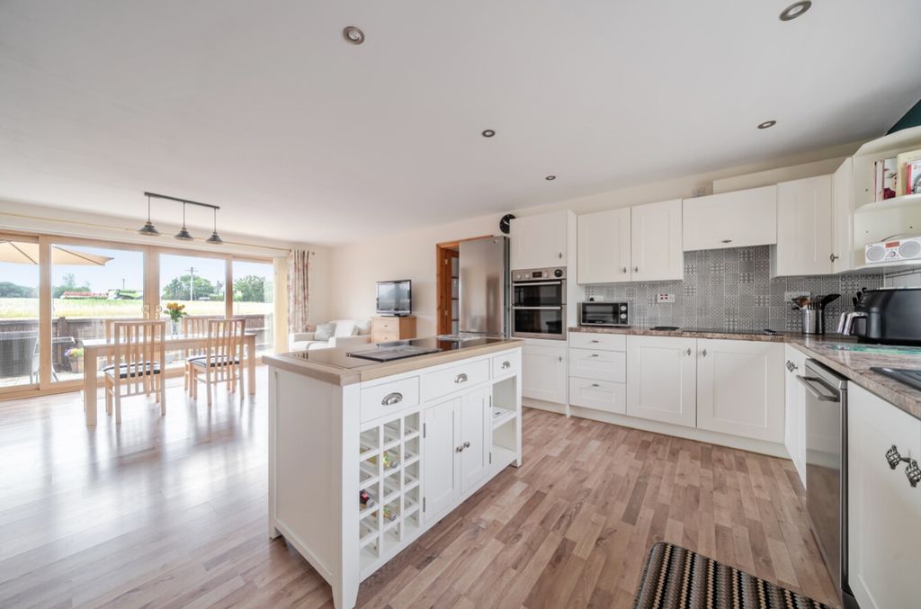 Property photo 2 of 47 1501366 (17)