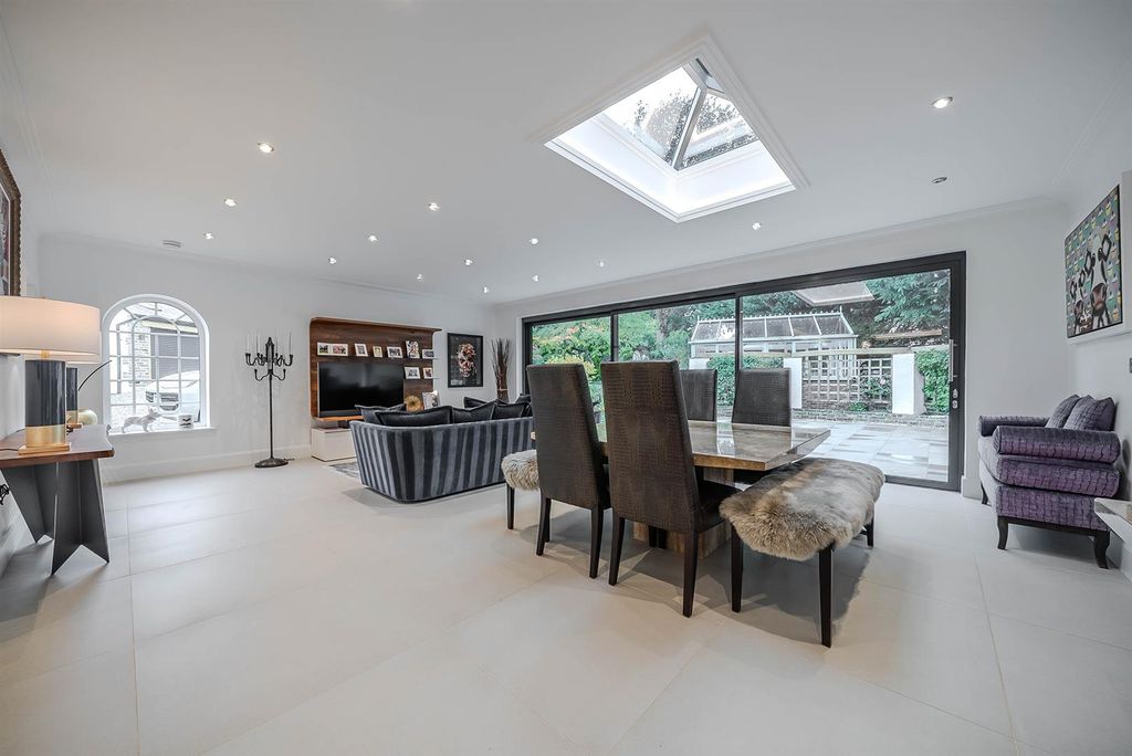 Property photo 2 of 40