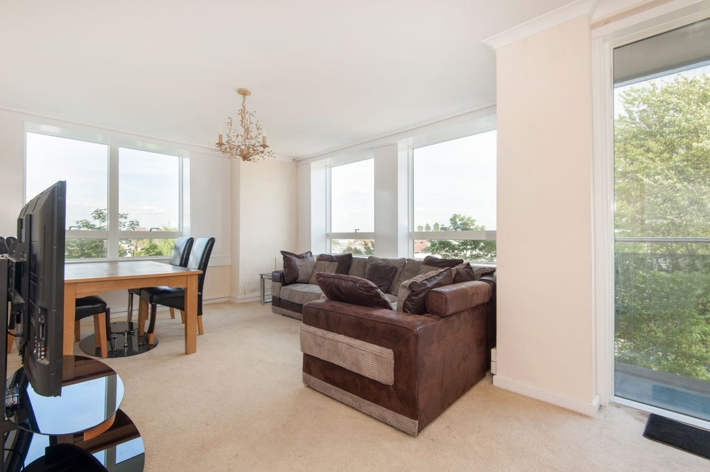 Property photo 3 of 11 22 Wellington Clo...