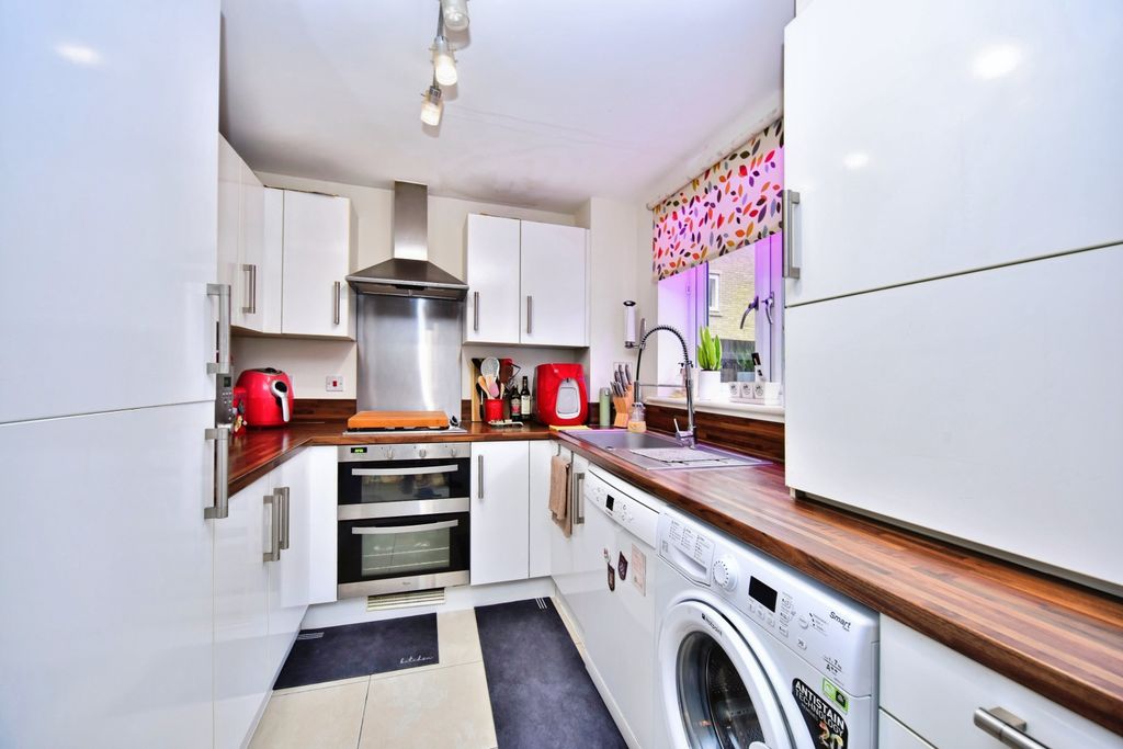 Property photo 3 of 19 Kitchen