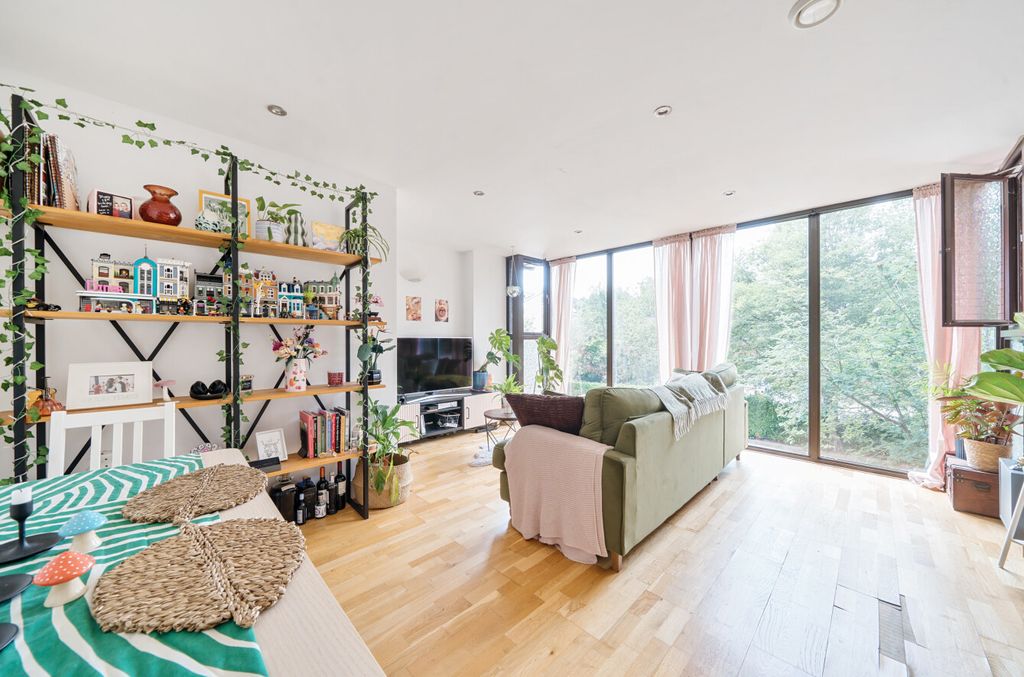 Property photo 3 of 22 1302923-20-685c3B...