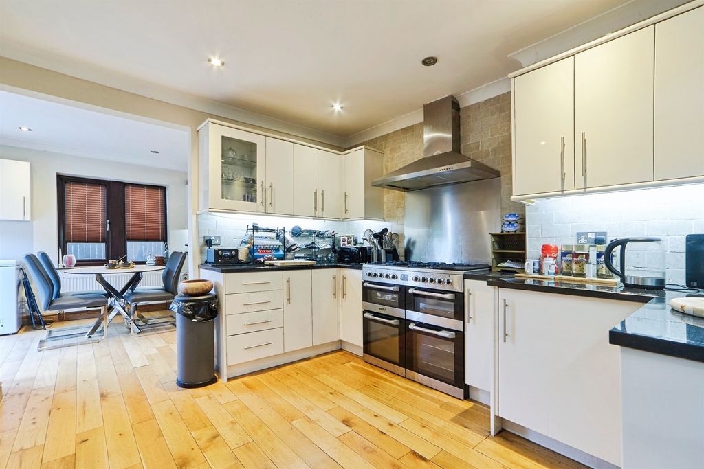 Property photo 3 of 27