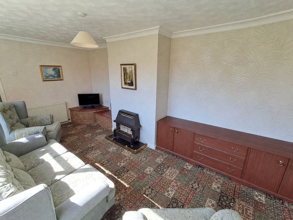 Property photo 3 of 17 Lounge
