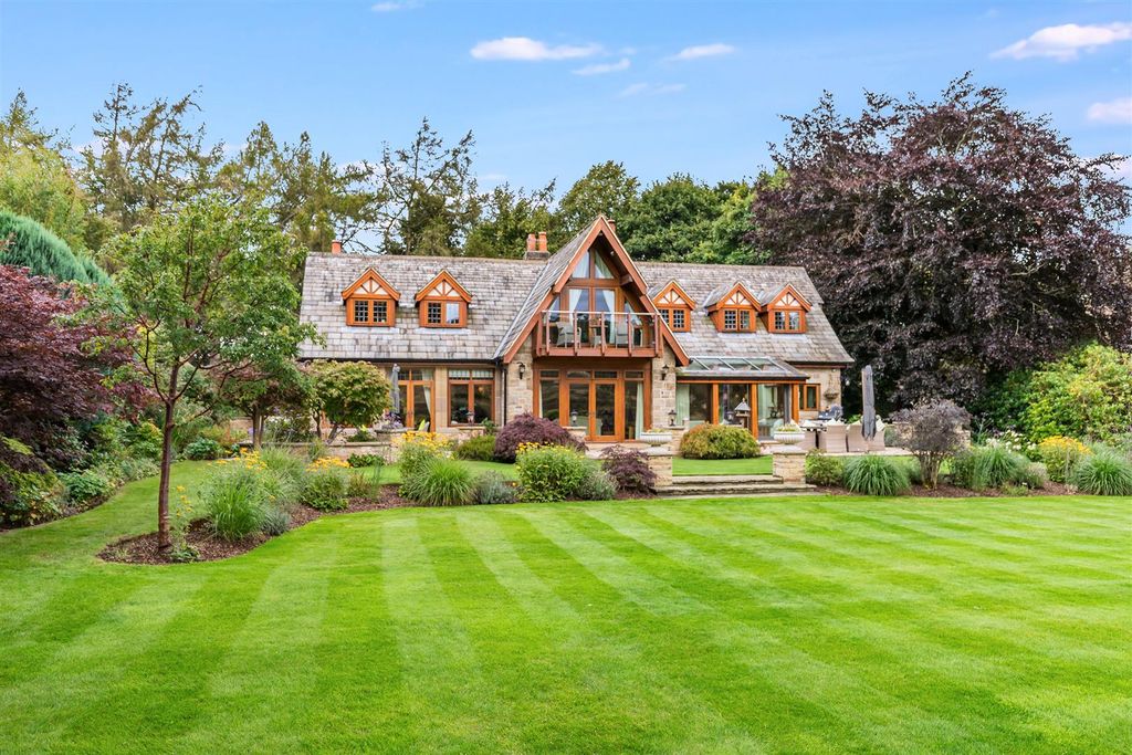 5 bed detached house for salePanorama Drive, Ilkley LS29