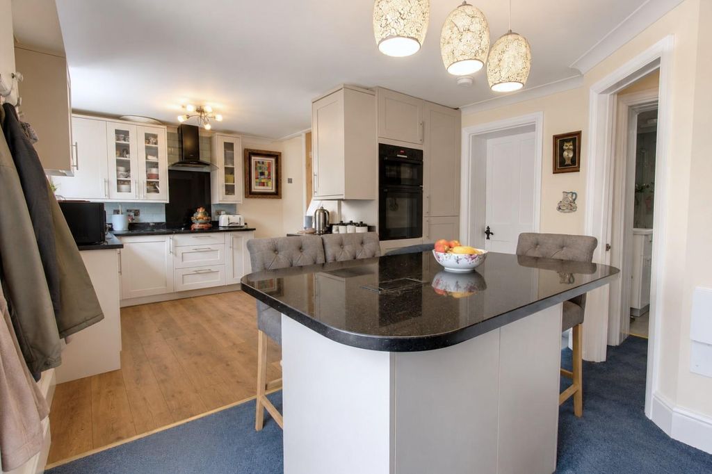 Property photo 3 of 17 Kitchen C.Jpg