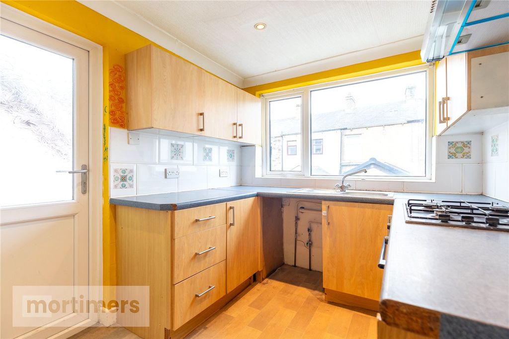 Property photo 3 of 19 Kitchen