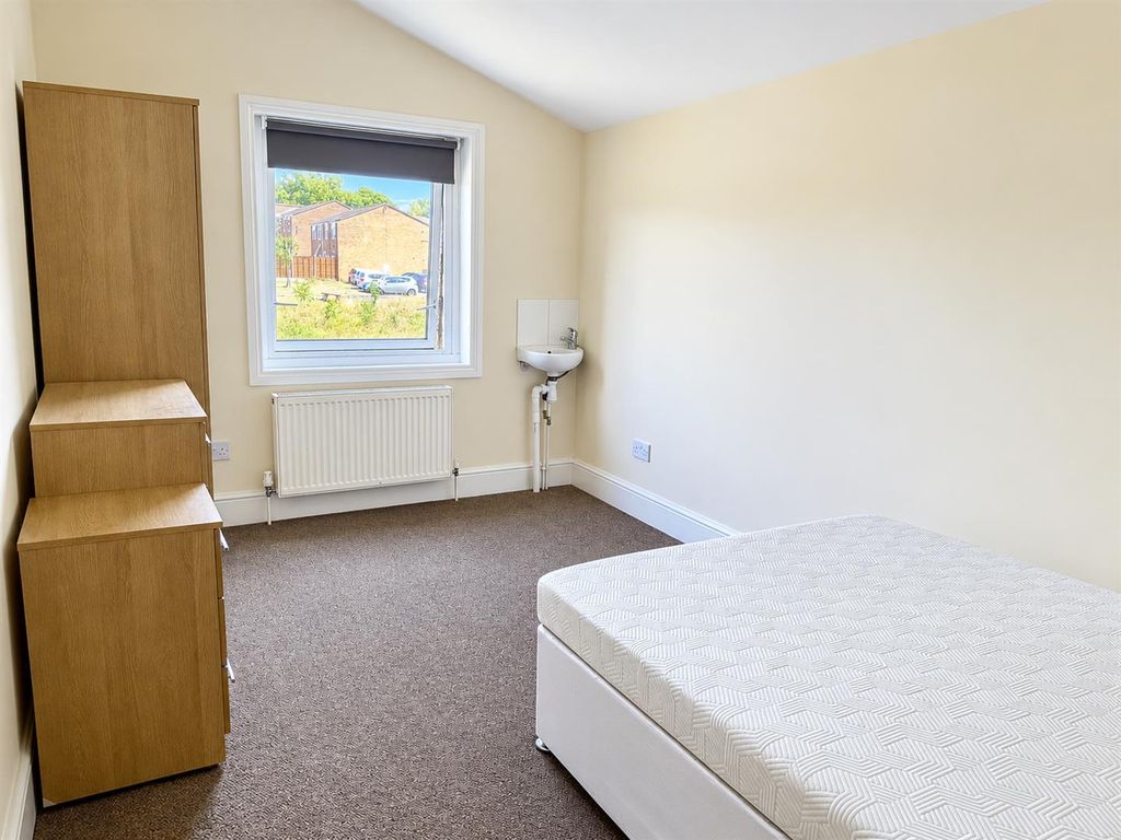Property photo 2 of 7 Bedroom.Png