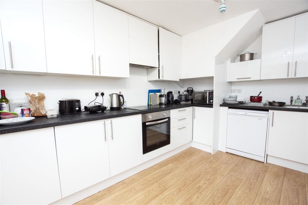Property photo 3 of 10 Kitchen