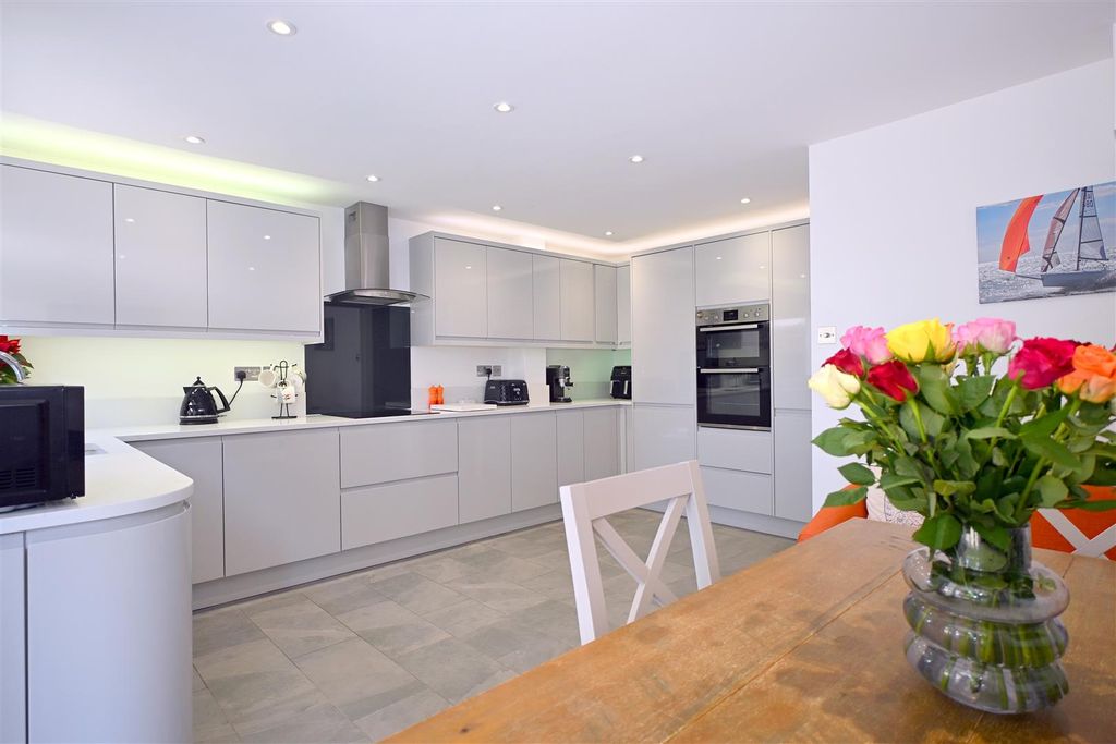 Property photo 3 of 20 Kitchen/Dining Room