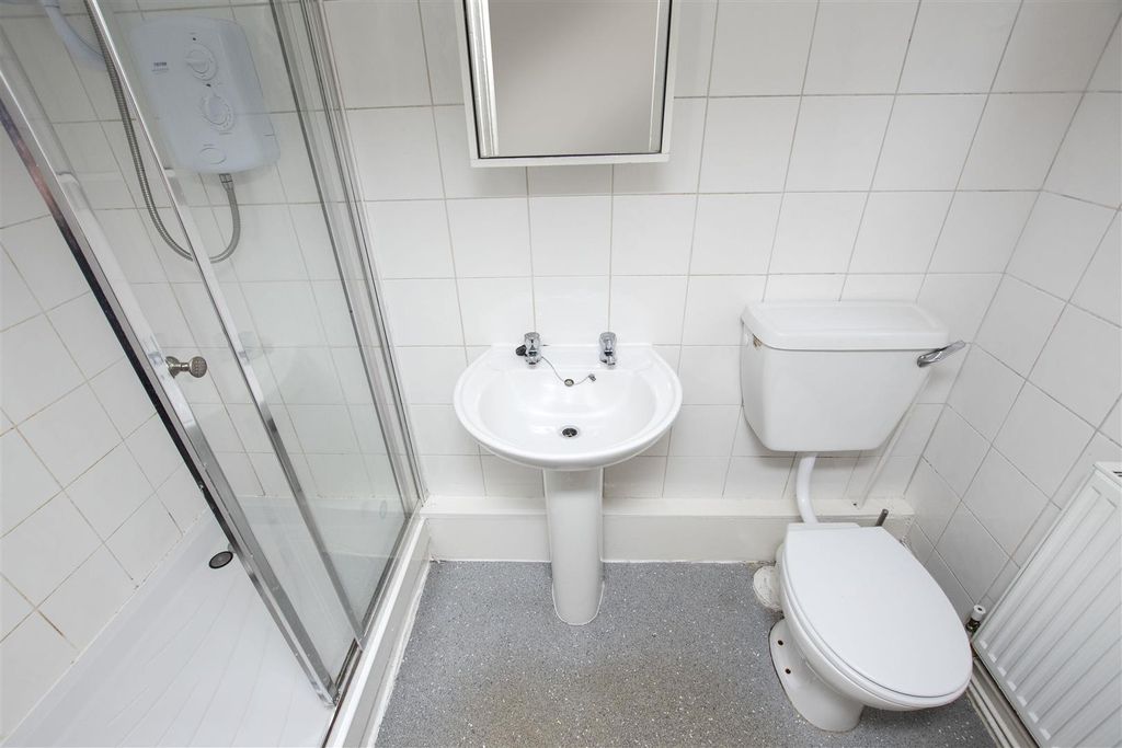 Property photo 3 of 7 Bathroom