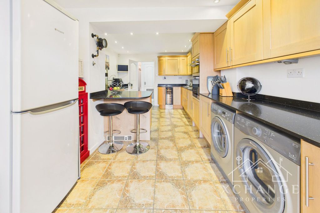 Property photo 2 of 32