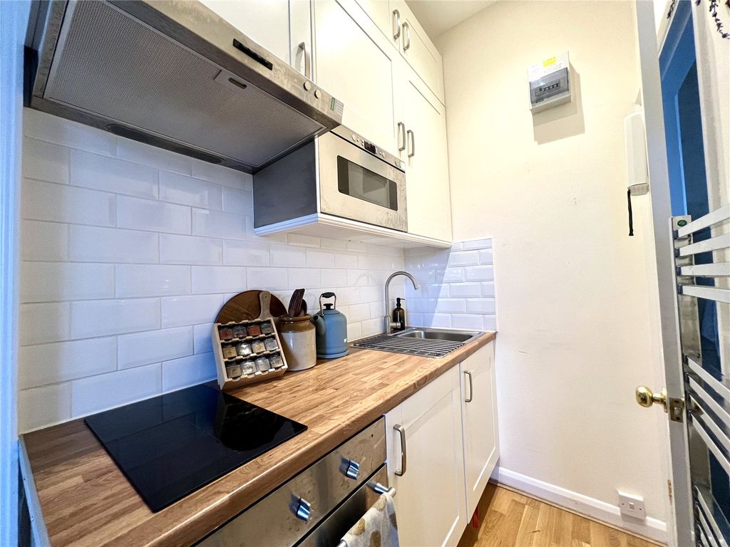 Property photo 3 of 10 Kitchen