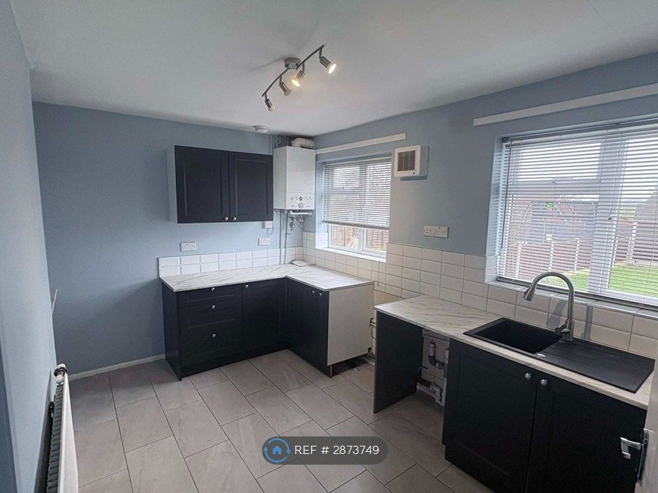 Property photo 3 of 11 Kitchen