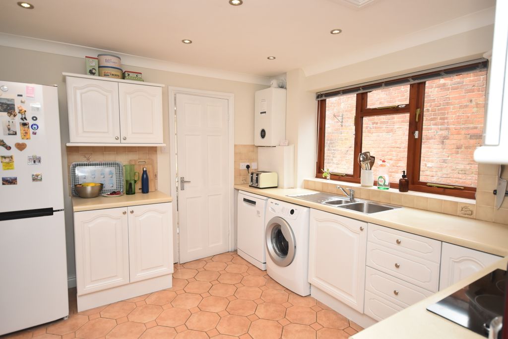 Property photo 3 of 15 Kitchen