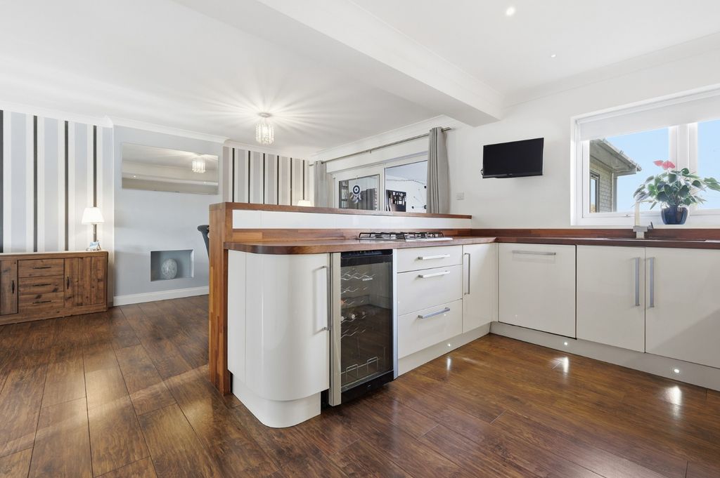 Property photo 2 of 26 4789804