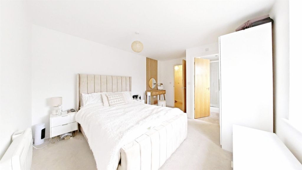 Property photo 1 of 16 Bedroom 1