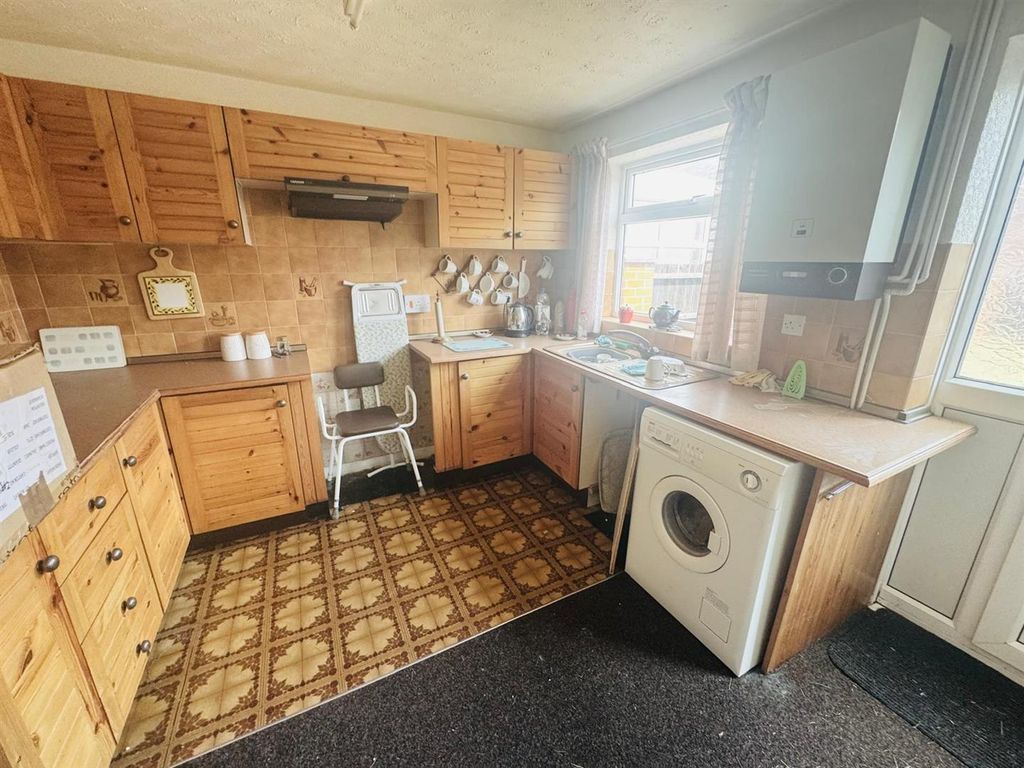 Property photo 2 of 7 Kitchen