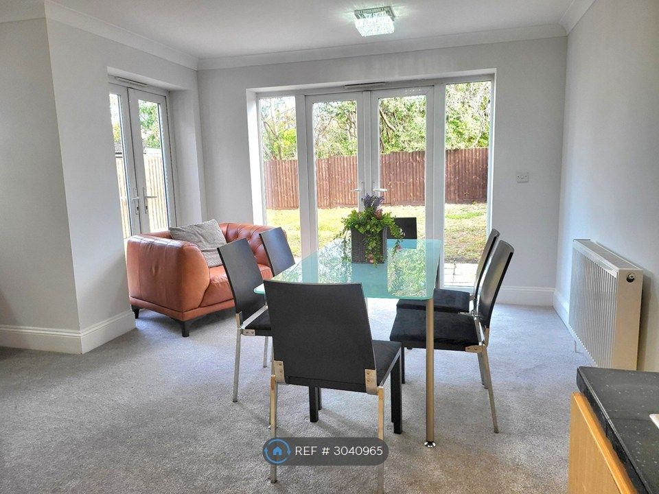 Property photo 3 of 14 Dining Area Bright With Patio Doors