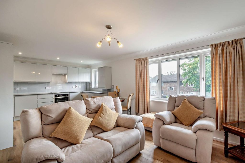 Property photo 2 of 14 8561130-Interior06-800.Jpg