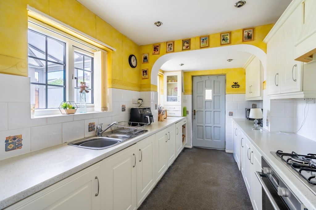 Property photo 3 of 16 Kitchen