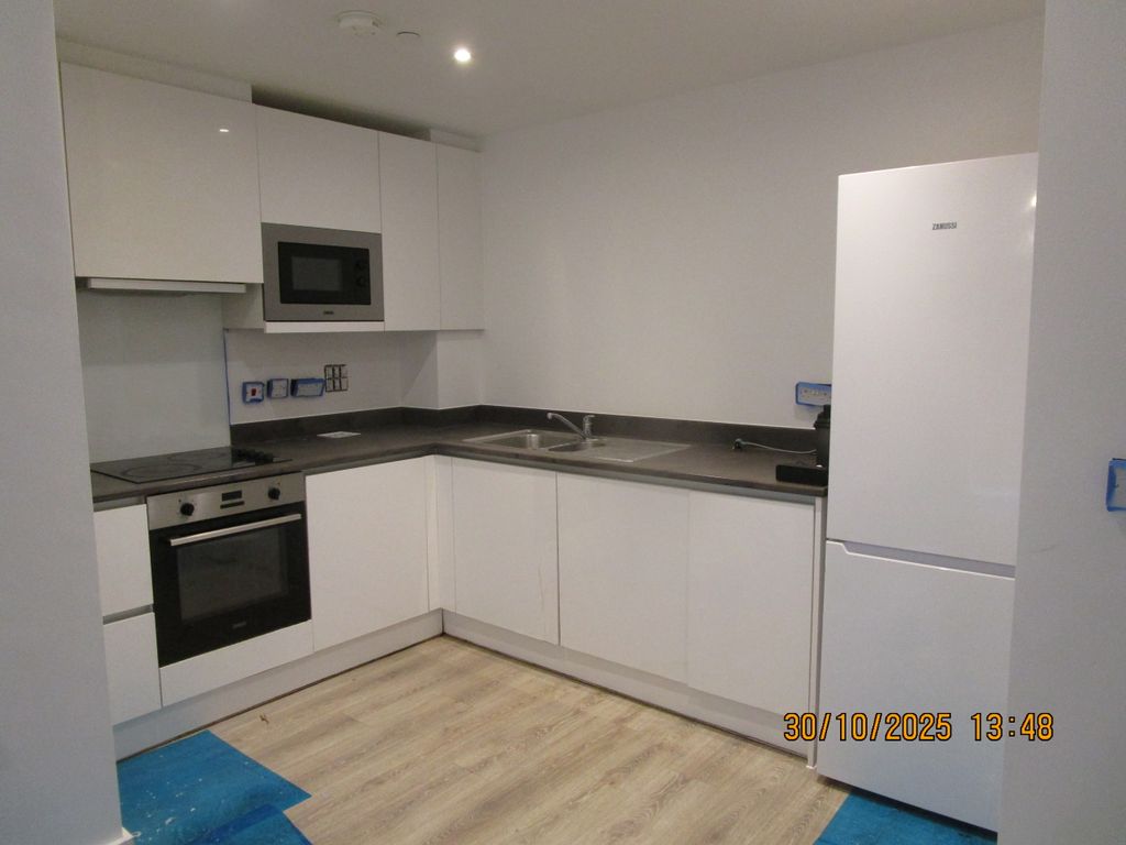 Property photo 3 of 10 Modern Kitchen