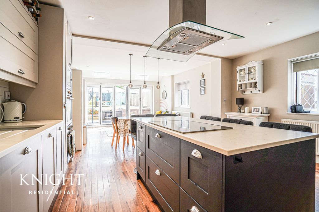 Property photo 3 of 31