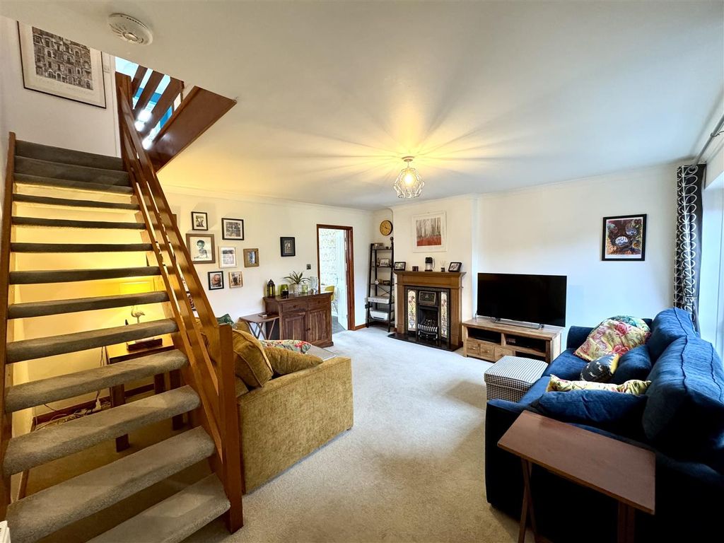 Property photo 3 of 16 Lounge