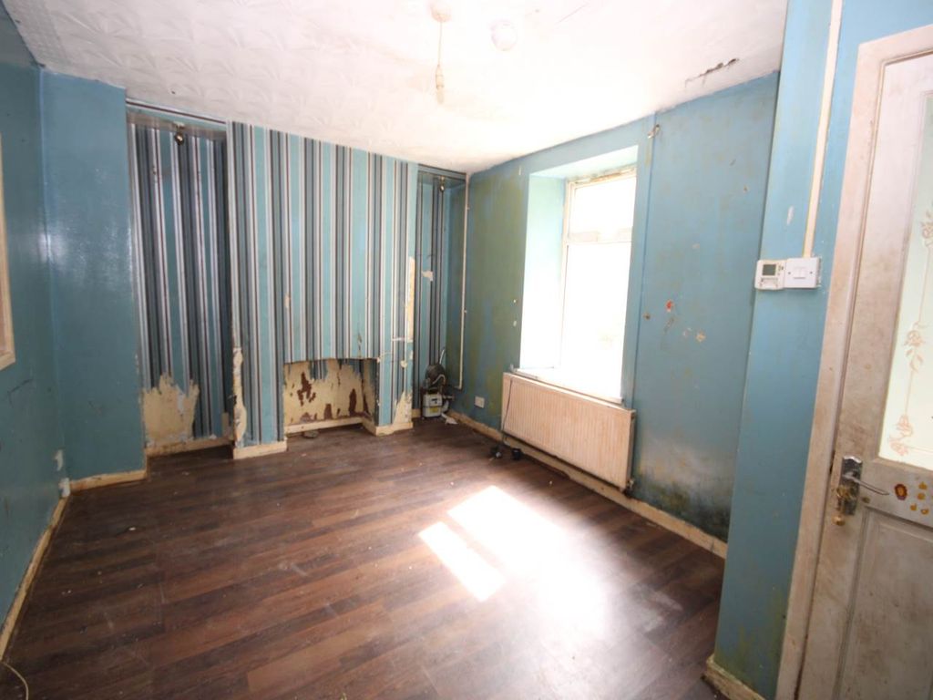 Property photo 3 of 13 Lounge (2)