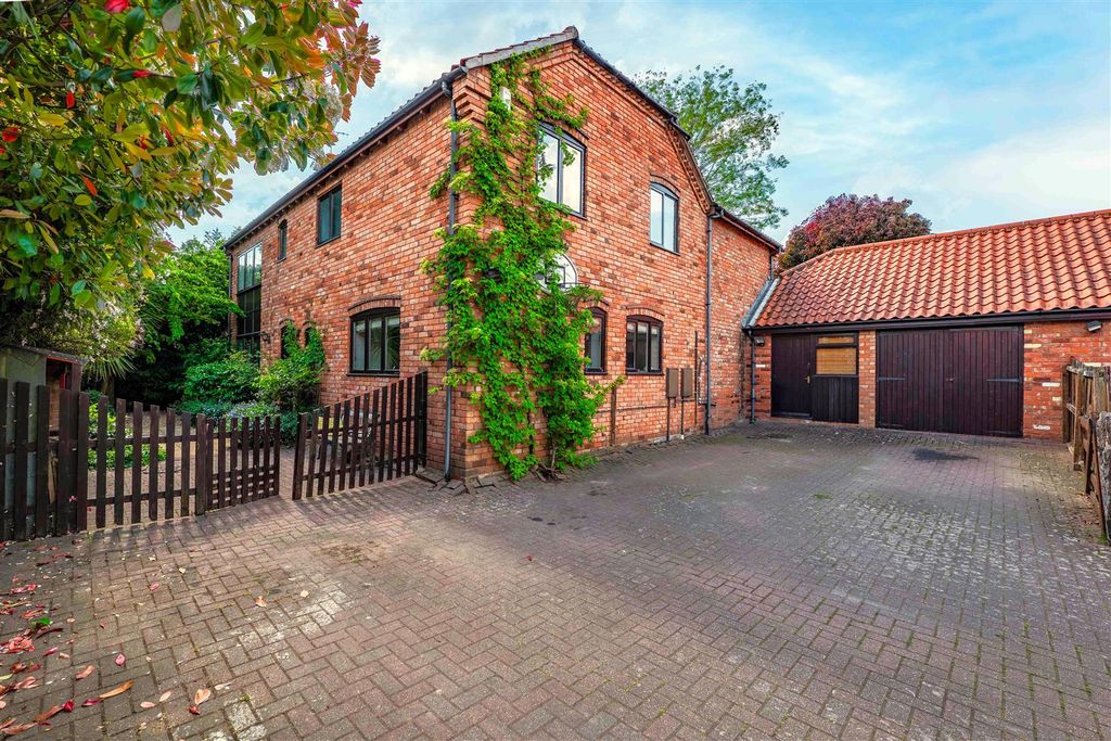 Property photo 1 of 31 2 Stable Close-15.Jpg