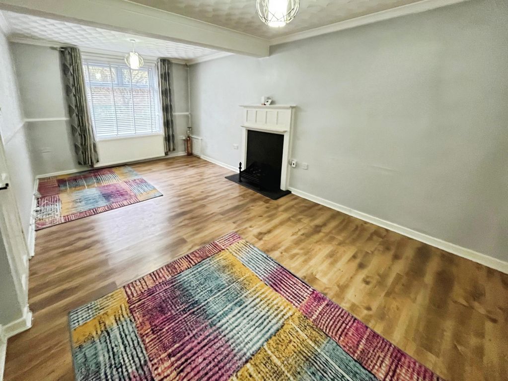 Property photo 1 of 11 Living Room